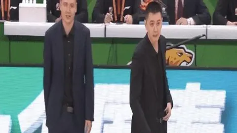 国足连败三场，王大雷回应“黄油手”风波，探寻国足复兴之道