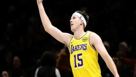 库里缺席，勇士败北老鹰，巴特勒、特雷杨闪耀全场